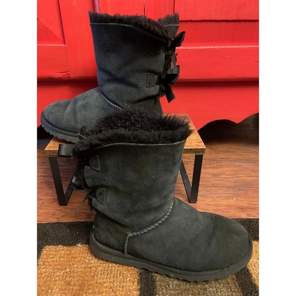 Ugg Black Suede Size 6 Mini Bailey 2 Bow Boot EUC Super Cute Wool Lining LOOK - Picture 2 of 7
